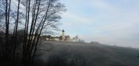 48 einer der wenigen tage mitte januar in denen sich die sonne zeigt -  kirche haselbach vom radweg